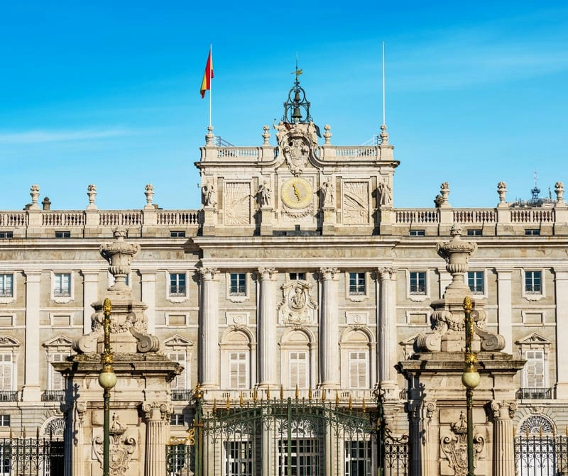 Chiêm ngưỡng Kiến trúc cổ điển Madrid ở Cung điện Hoàng gia Madrid