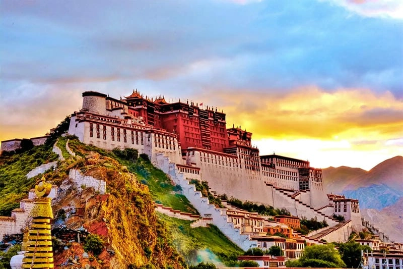 Cung điện Potala ban đêm lung linh trong ánh đèn vàng