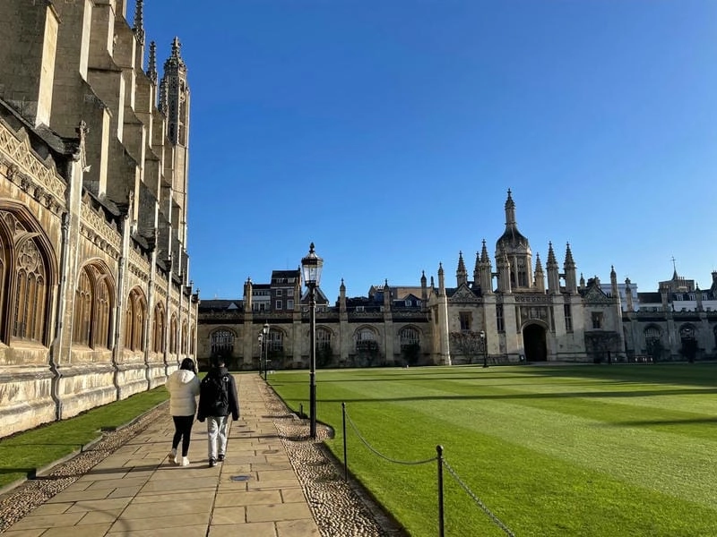 Đi dạo Đại học Cambridge campus chiêm ngưỡng không gian yên bình