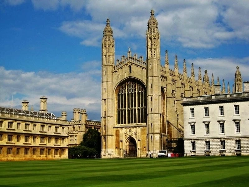 Trải nghiệm Đại học Cambridge mùa thu lãng mạn và thơ mộng
