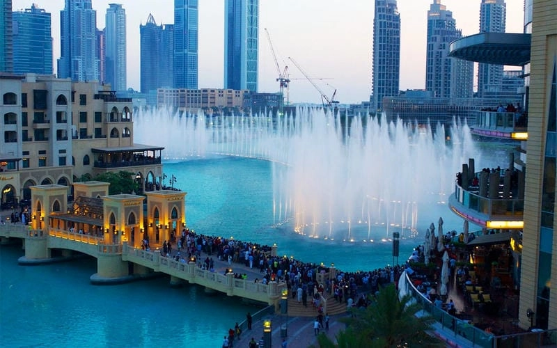 Bay cùng góc nhìn trên cao để thấy đài phun nước Dubai hoành tráng