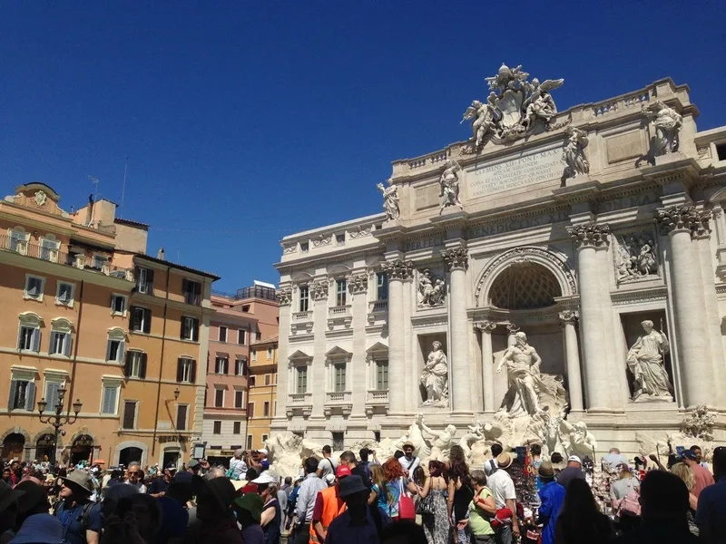 Đài phun nước Trevi đẹp như một bức tranh sống