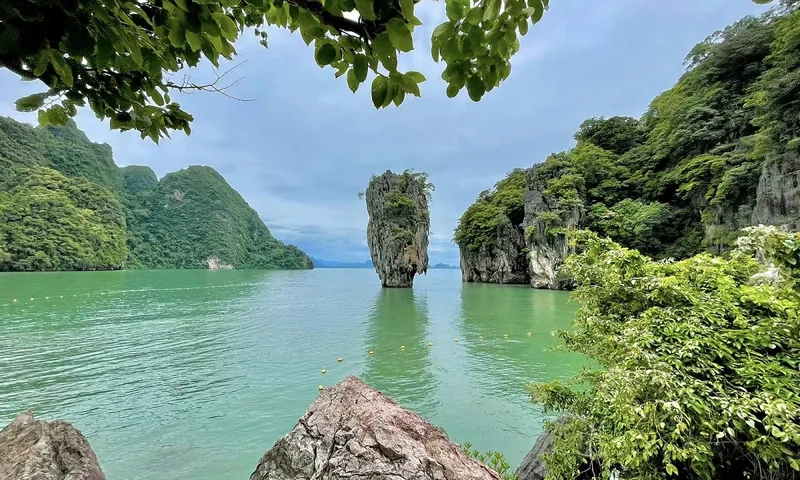 Hòn đá nổi là biểu tượng của đảo James Bond
