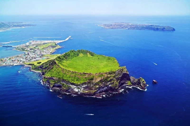 Đảo Jeju yên bình với những ngọn núi lửa