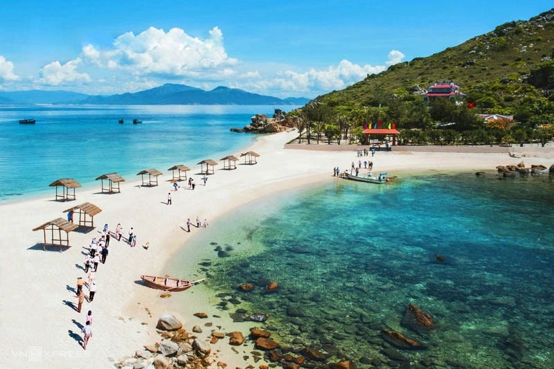 Đảo Nha Trang với biển xanh và cát trắng mịn