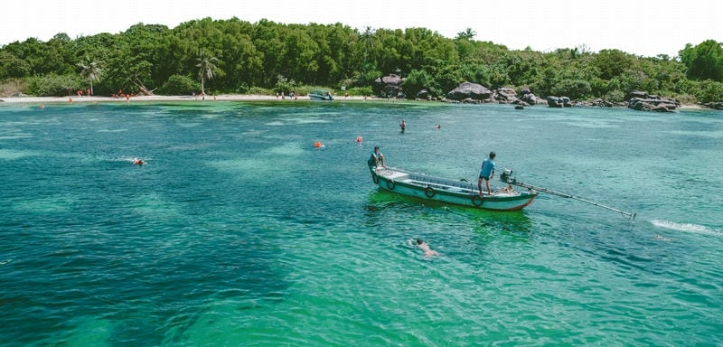 Vẻ đẹp Đảo Phú Quý qua những con đường ven biển