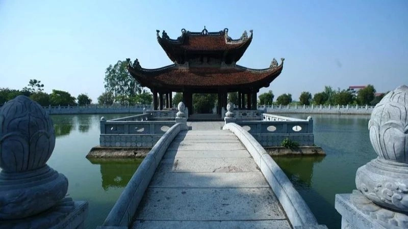 Cảnh quan Đền Đô yên bình giữa lòng phố cổ