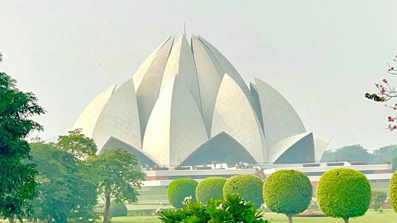 Bình yên Lotus Temple mang lại cảm giác thư thái cho tâm hồn