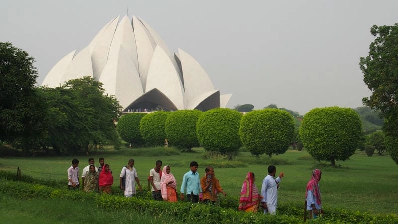 Lotus Temple ban ngày rực rỡ trong ánh nắng vàng ấm áp