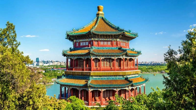 Di Hòa Viên nổi bật với kiến trúc cung điện và hồ nước tuyệt đẹp