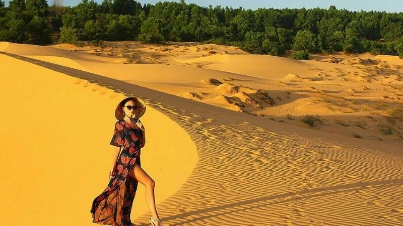 Màu sắc Đồi Cát Bay thay đổi theo ánh mặt trời