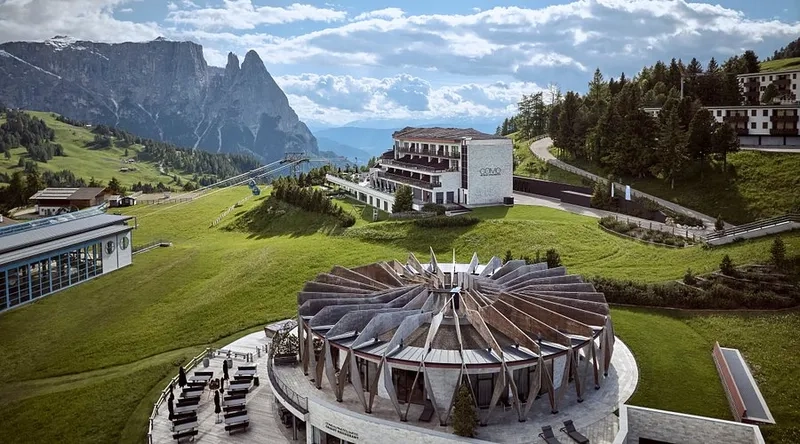 Cảm nhận sự hùng vĩ và bình yên nơi Dolomites xa xôi