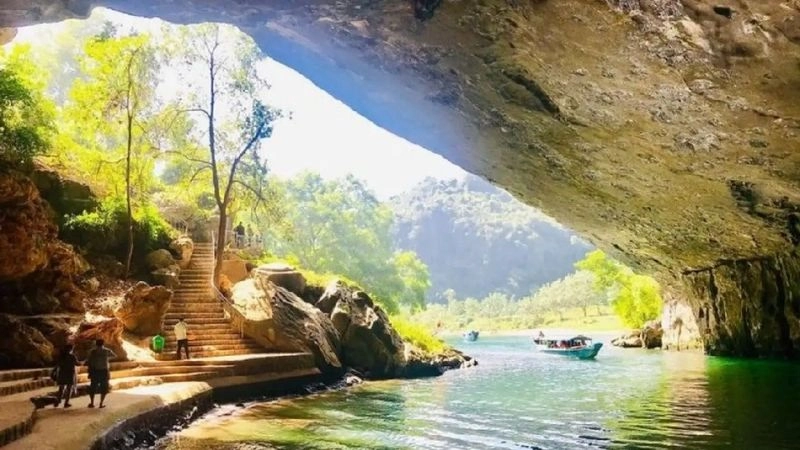Bên trong Động Phong Nha lung linh huyền ảo