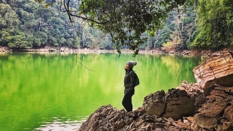 Cảm nhận sự tĩnh lặng giữa Hồ Ba Bể xanh
