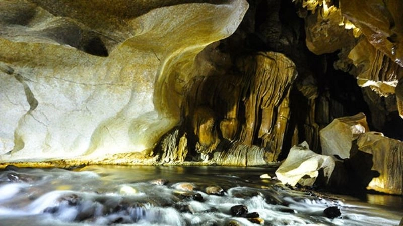 Thả mình giữa không gian Động Puông hùng vĩ
