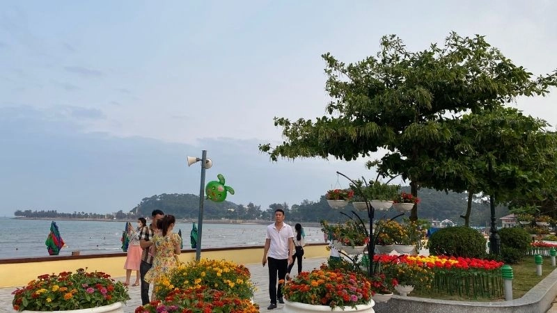 Cảm nhận biển trời tại bãi tắm Đồ Sơn yên ả