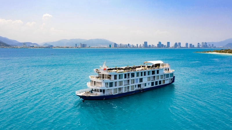 Du thuyền Nha Trang ngắm biển xanh lộng lẫy