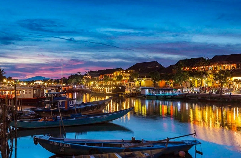 Thuyền hoa trên sông Hoài Hội An trong ánh đèn