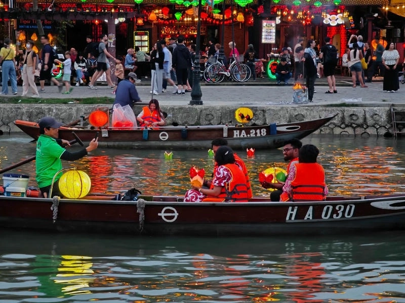 Trải nghiệm du thuyền sông Hoài Hội An lãng mạn