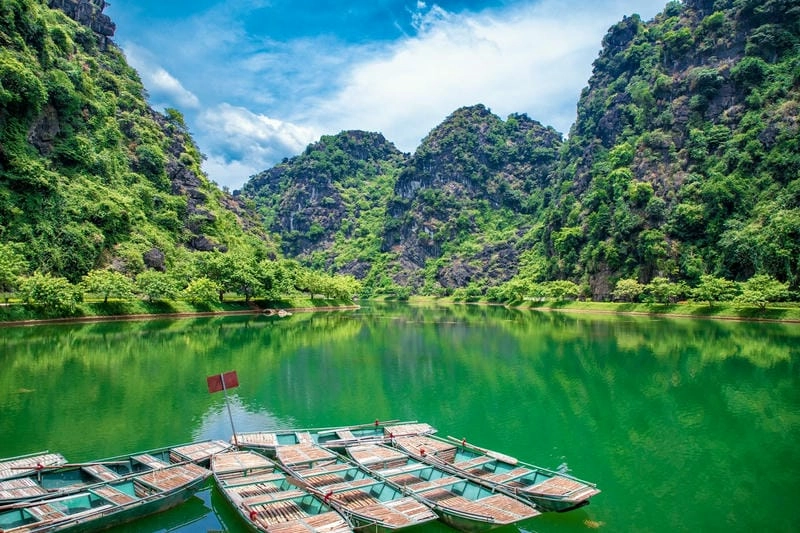 Thuyền Ninh Bình lướt nhẹ qua sông nước Tràng An