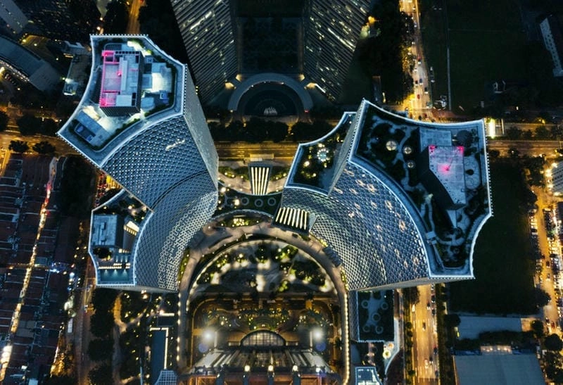 DUO Towers lung linh ánh đèn về đêm nổi bật trên skyline Singapore