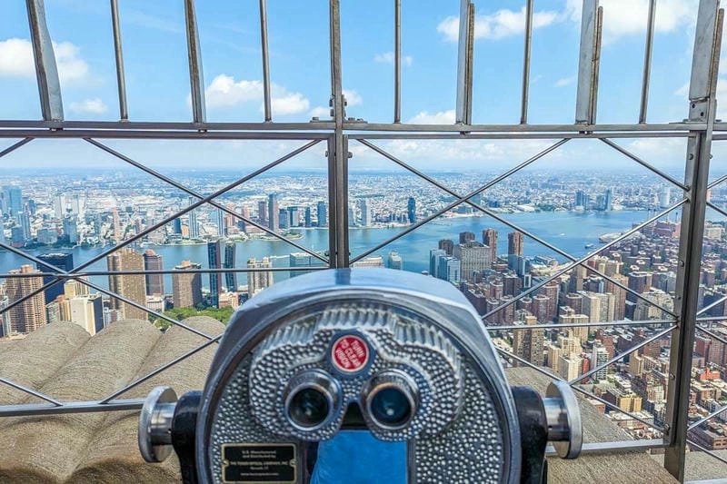 Empire State Building sừng sững dưới bầu trời trong xanh ban ngày