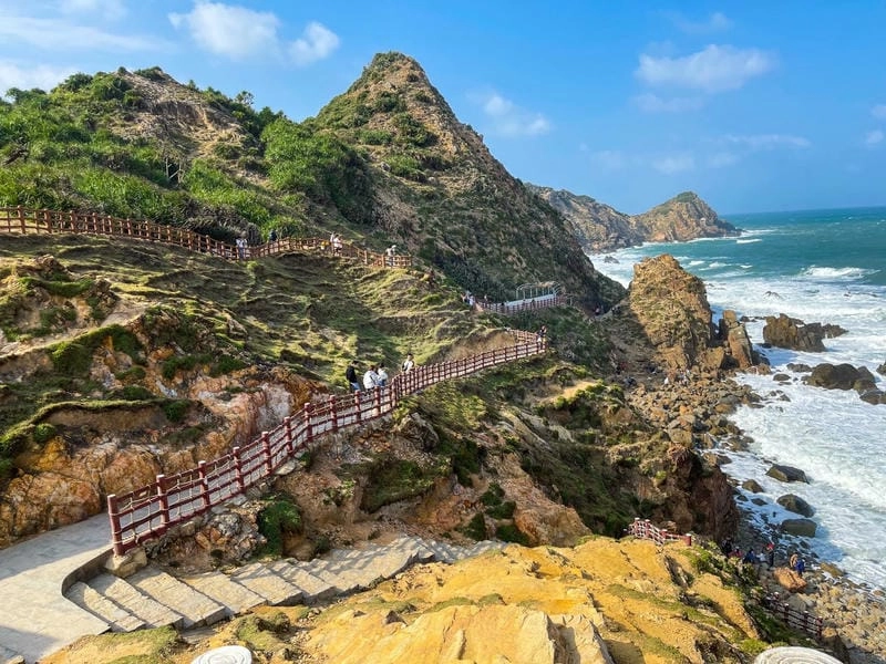 Eo Gió Quy Nhơn với vách đá hùng vĩ bên biển xanh