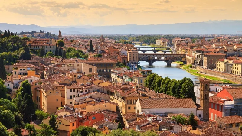 Du khách say mê vẻ đẹp cổ kính của Florence