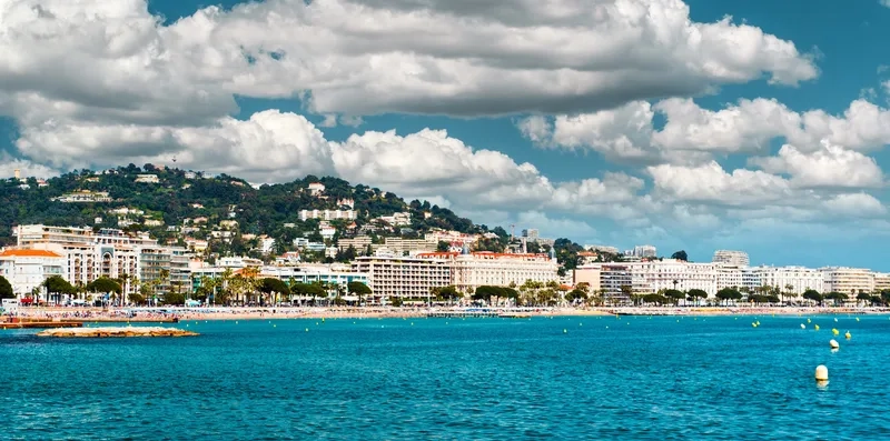 French Riviera là điểm đến cho người yêu biển xanh