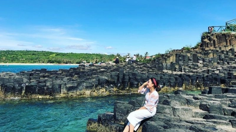 Đá bazan Phú Yên tạo hình kỳ thú giữa biển trời