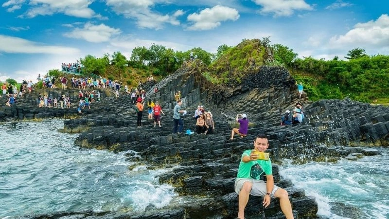 Vẻ đẹp Gành Đá Đĩa làm say lòng du khách phương xa