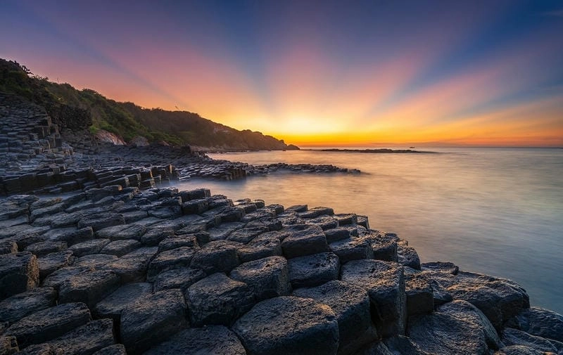 Vẻ đẹp kỳ vĩ Gành Đá Đĩa Phú Yên ảnh bên biển