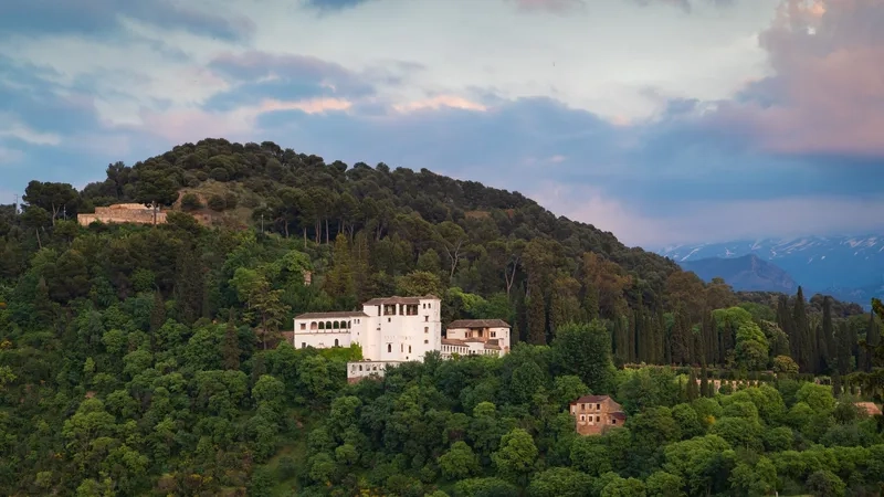 Granada là một thành phố nổi tiếng ở vùng Andalusia