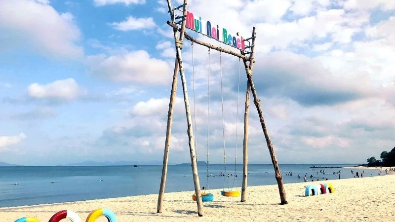 Biển Mũi Nai Hà Tiên sóng vỗ nhẹ nhàng thơ mộng