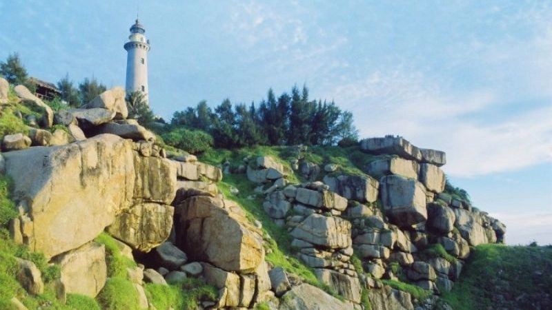 Cảnh biển Mũi Điện xanh ngắt sóng vỗ dịu dàng