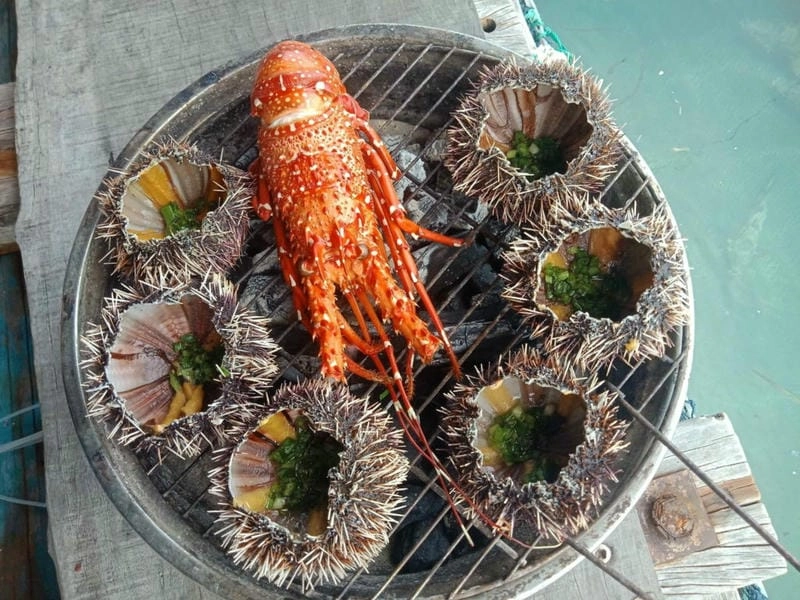 Hải sản Phú Quý tươi ngon bên bờ biển xanh mát