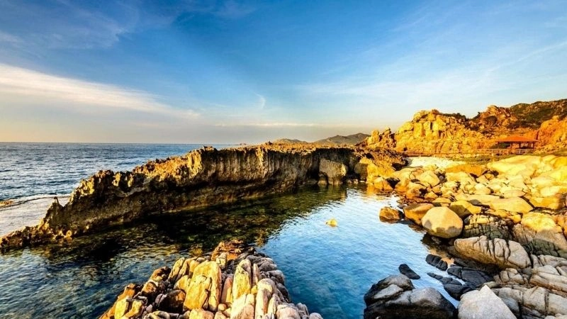 Cảnh quan Hang Rái hùng vĩ giữa biển và trời