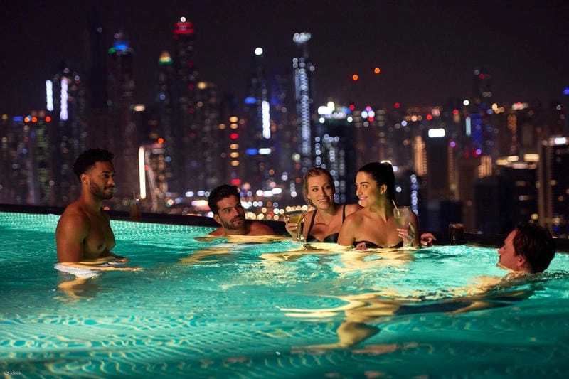 Trải nghiệm nổi bật tại Hồ bơi vô cực Aura Skypool