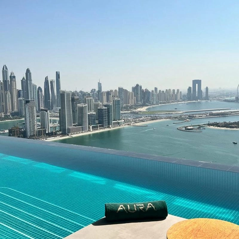 Ngắm trọn cảnh thành phố từ Hồ bơi 360 độ cao nhất Dubai