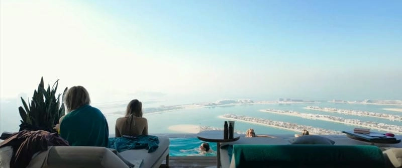 Thưởng thức không gian rộng lớn tại Hồ bơi Sky Pool tầng 50 The Palm Tower