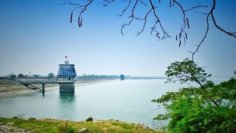 Cảnh quan Hồ Dầu Tiếng thơ mộng giữa núi rừng