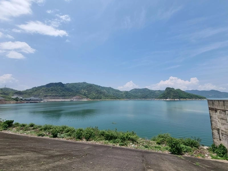 Hồ Hòa Bình trong xanh, phản chiếu núi non hùng vĩ