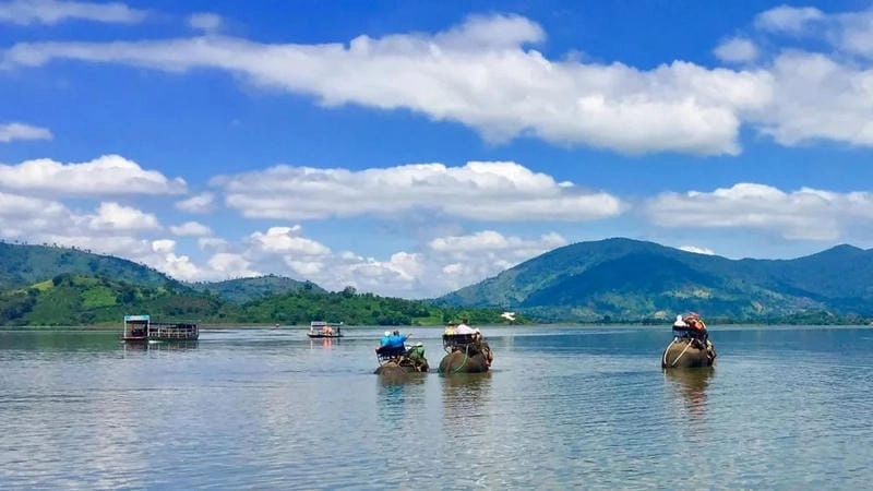 Hồ Lăk Đắk Lắk lung linh trong ánh hoàng hôn