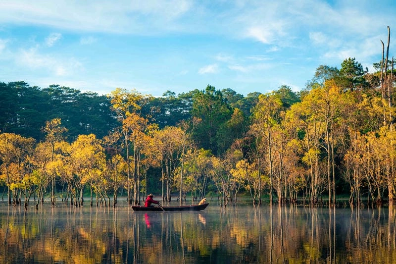 Hoàng hôn phản chiếu mặt hồ Suối Lam Bình Phước