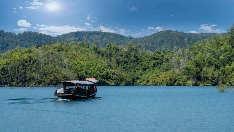 Du thuyền Hồ Tà Đùng ngắm cảnh tuyệt đẹp