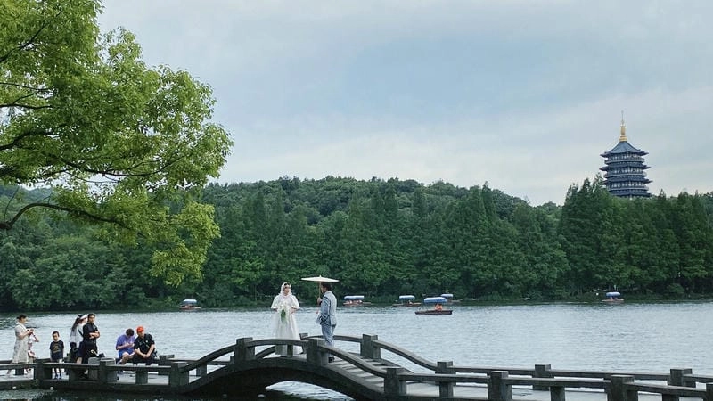 Thưởng ngoạn Hồ Tây Hàng Châu bằng du thuyền sang trọng