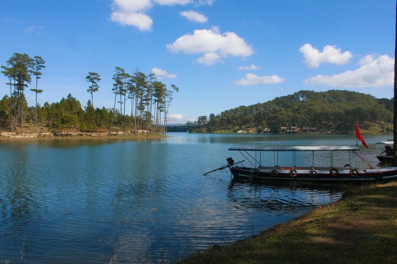 Khung cảnh lãng mạn bên Hồ Tuyền Lâm Lâm Đồng