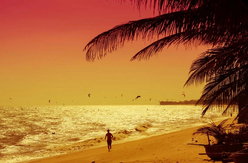 Cảnh hoàng hôn Mũi Né thơ mộng bên đồi cát