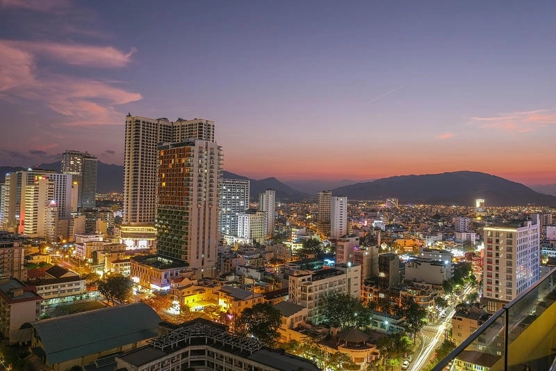 Bầu trời đỏ rực trong hoàng hôn Nha Trang