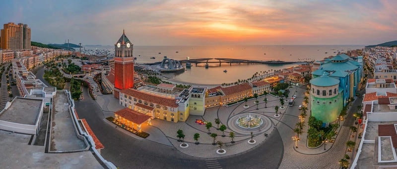 Hoàng hôn Phú Quốc rực rỡ trên bãi biển Sao